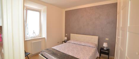 1 slaapkamer, een strijkplank/strijkijzer, wifi, beddengoed