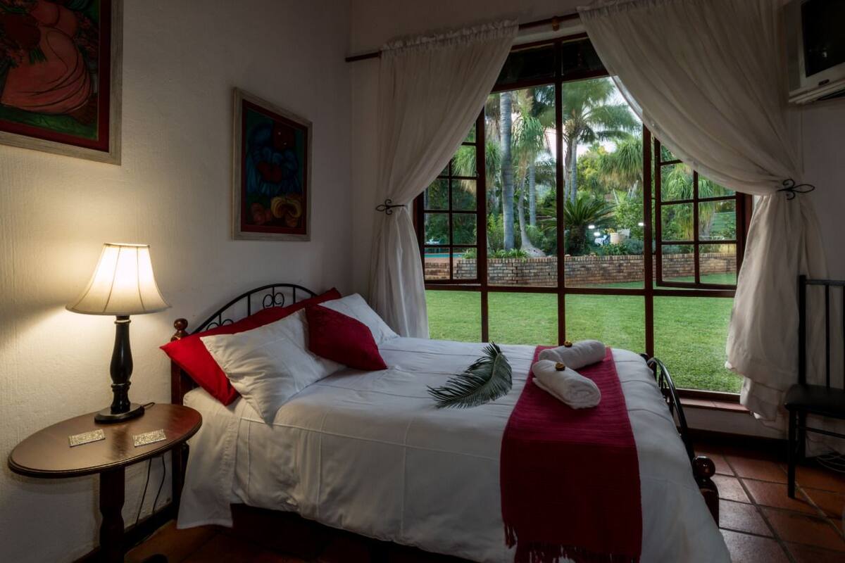 Chambre Confort Double ou avec lits jumeaux, non-fumeur, vue piscine (2) | Vue de la chambre