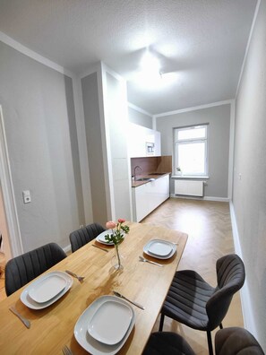 Apartament urbà (incl. 25€ Cleaning Fee) | Cuina privada | Frigorífic gran, microones, placa de cuina i cafetera i tetera 