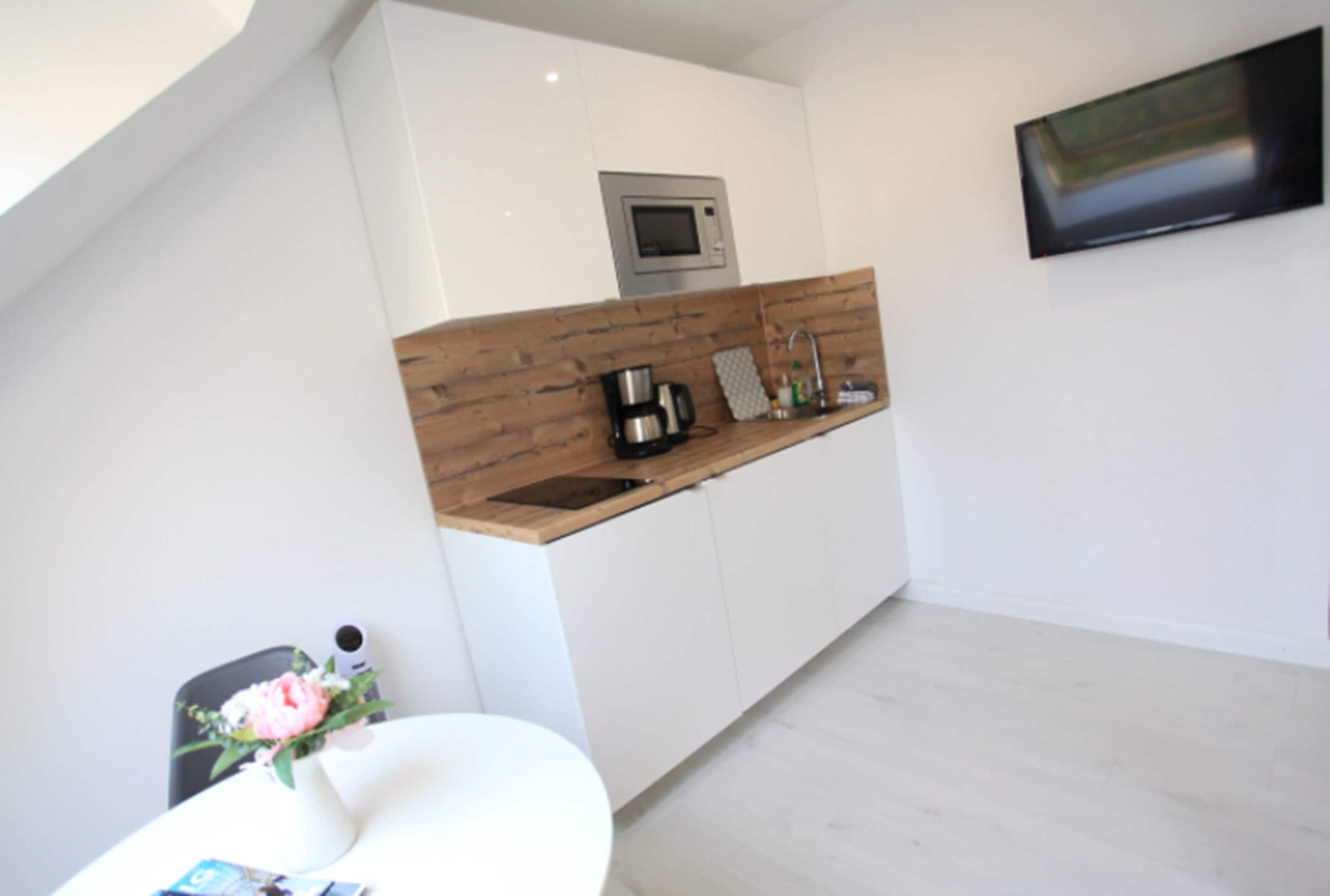 Standard Double or Twin Room, Ensuite | Private kitchen | Full-size fridge, microwave, stovetop, coffee/tea maker