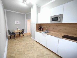 Apartamento City (incl. 25€ Cleaning Fee) | Cocina privada | Frigorífico grande, microondas, placa de cocina y cafetera o tetera