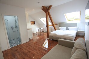 Standard Double or Twin Room, Ensuite | Living area | 32-inch TV with cable channels - Zollikof Aparts - Sauna & Studioapartments (Leipzig)