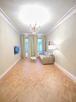 City Apartment (incl. 25€ Cleaning Fee) | Living area | 32-inch TV with cable channels - Zollikof Aparts - Sauna & Studioapartments (Leipzig)