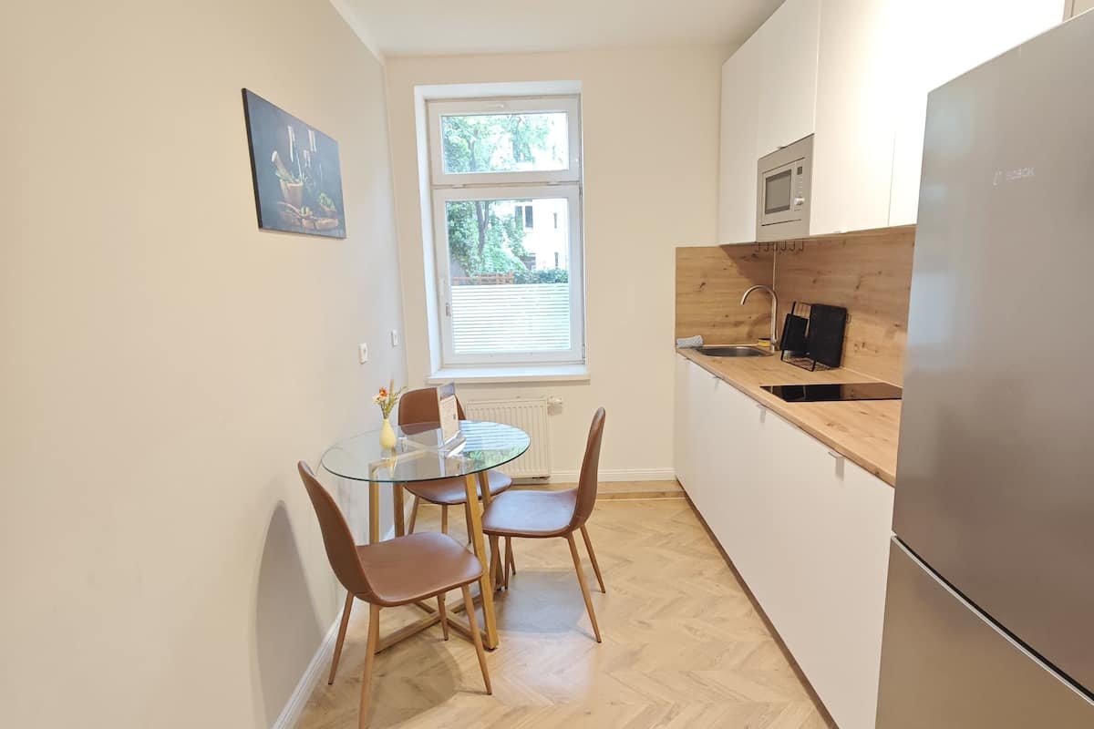 Classic-Apartment | Essbereich im Zimmer
