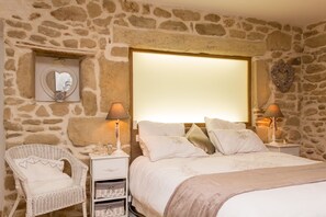Room (Pain d'épice) | Premium bedding, memory foam beds, individually decorated - Le Val Des Sens (Chatte)