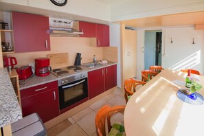 Departamento, 3 habitaciones (Ferienzug 4) | Cocina privada | Refrigerador, parrilla de estufa y utensilios de cocina