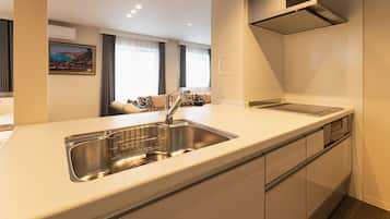 Executive Room A, Non Smoking | Private kitchen | Fridge, microwave, stovetop, electric kettle