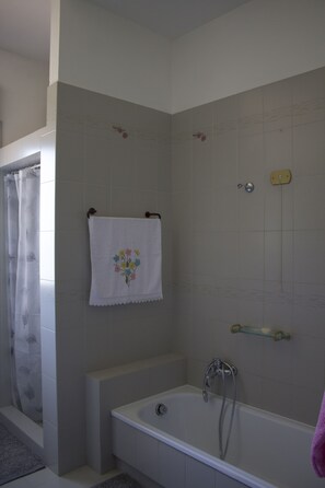 Baignoire profonde, articles de toilette (gratuits), séchoir à cheveux