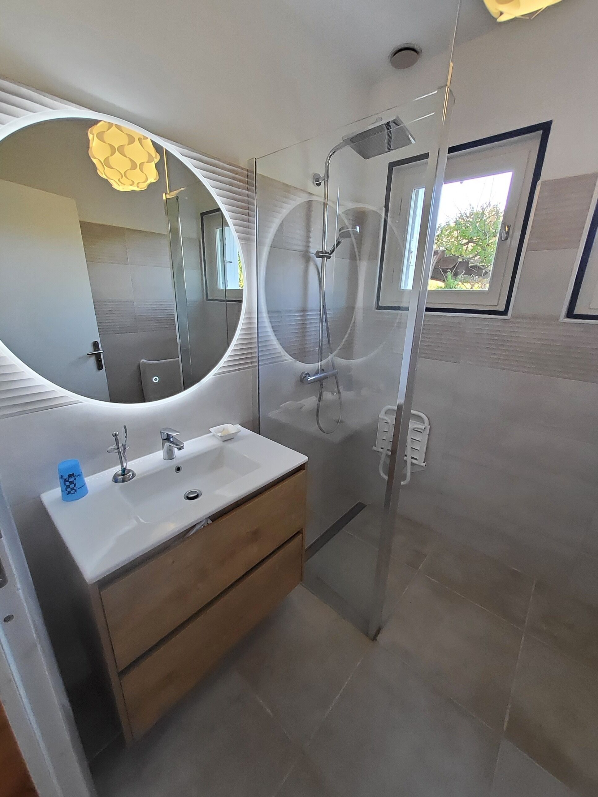 Combined shower/tub, towels, toilet paper