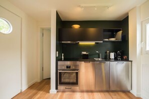 ثلاجة، موقد طهي مسطح، غسالة أطباق، ماكينة لصنع القهوة/الشاي