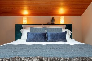 Deluxe Double Room (Le Lac) | Blackout drapes, iron/ironing board, free WiFi, bed sheets - Le Catarina (Lathuile)