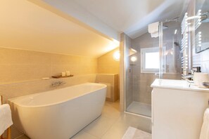 Deluxe Double Room, Bathtub (Flocon de Neige) | Deep soaking bathtub - Le Catarina (Lathuile)