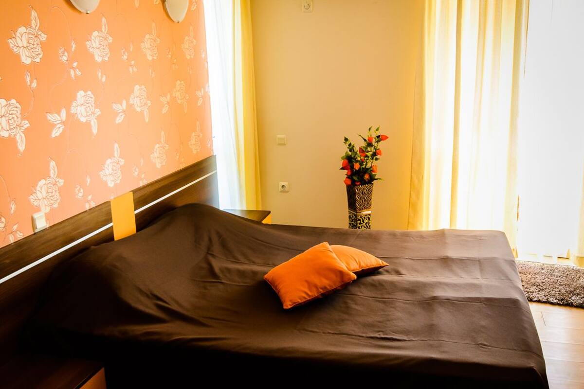 Hochwertige Bettwaren, Minibar, Schreibtisch