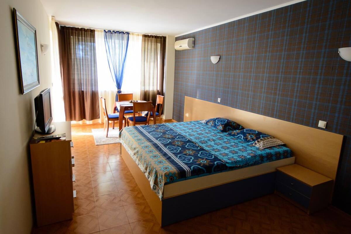 Hochwertige Bettwaren, Minibar, Schreibtisch