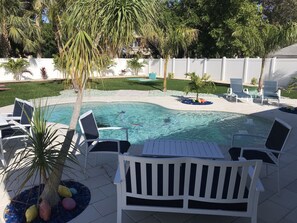 Een buitenzwembad, een verwarmd zwembad