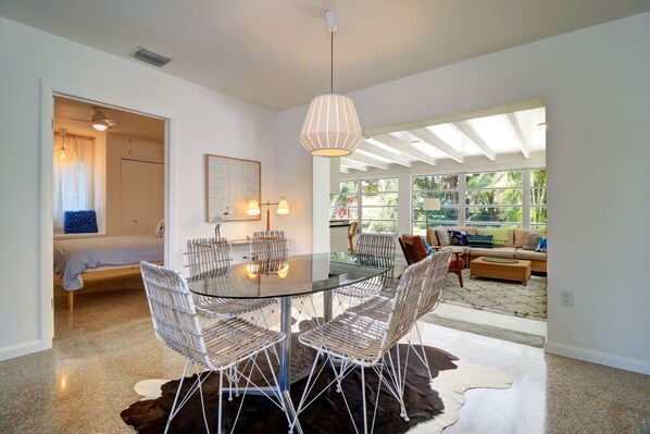 Interior - Comfortable Beach Cottage w/Pool & Awesome Backyard, just steps to Beach (Indian Rocks Beach)