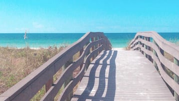Perto da praia, espreguiçadeiras, toalhas de praia