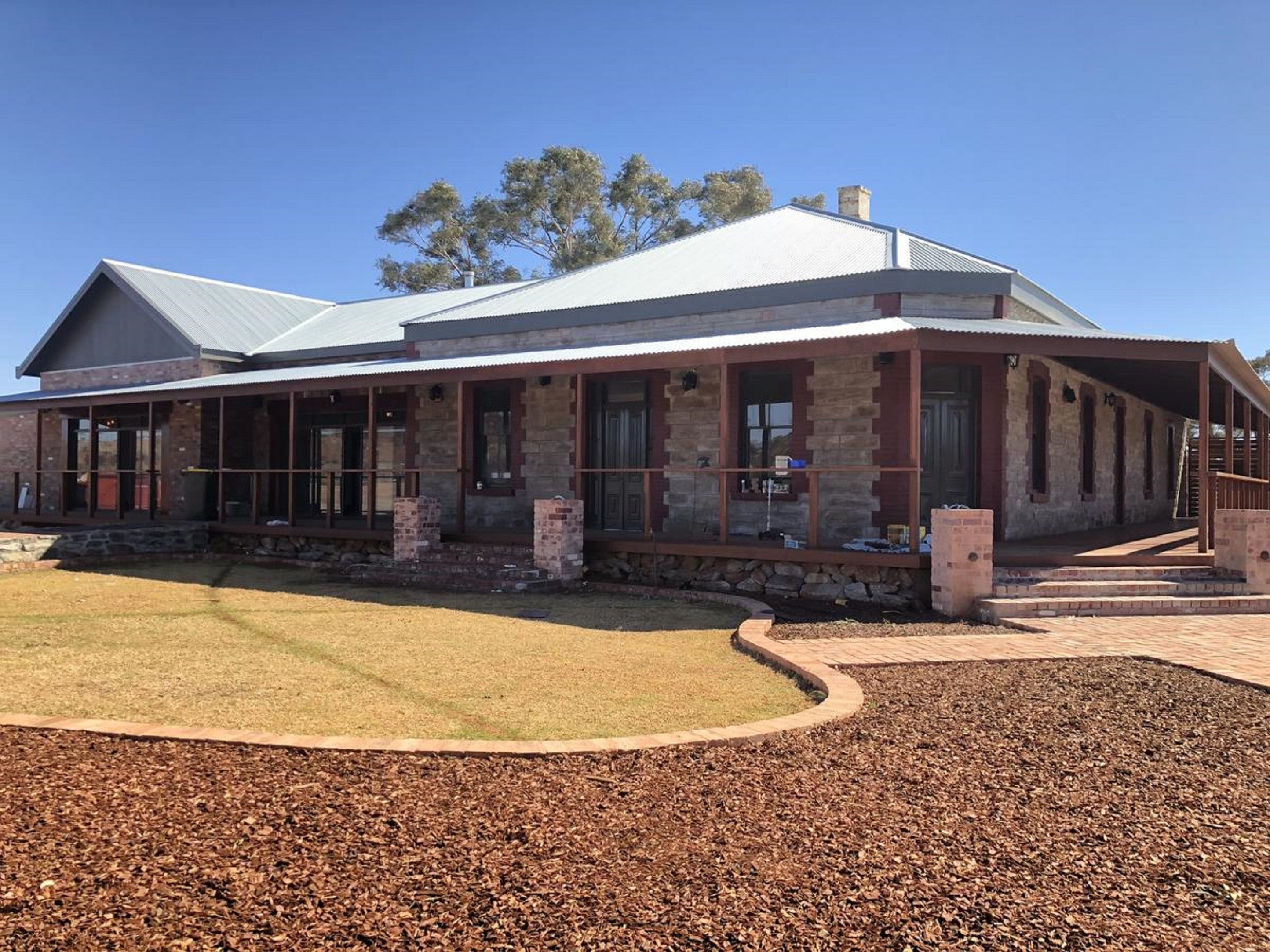 Vista frontal de la propiedad