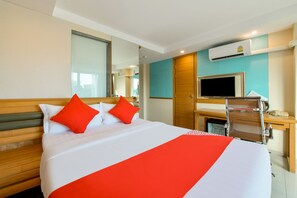 Deluxe tweepersoonskamer | Een bureau, verduisterende gordijnen, gratis wifi, beddengoed