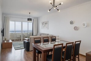 Interior - Garajau III, with balcony and sea view. (Caniço)