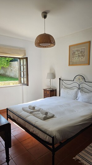 4 bedrooms, iron/ironing board, free WiFi, bed sheets