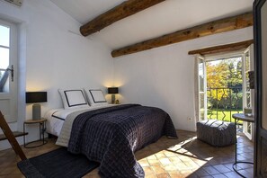 6 camere, una scrivania, insonorizzazione, ferro/asse da stiro