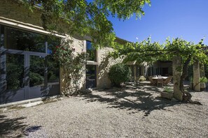 Outdoor dining - Magnificent farmhouse for 14 people with private pool near Alpilles (Châteaurenard)