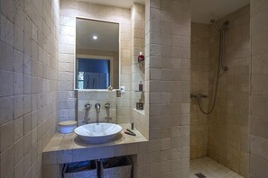 Bathtub, free toiletries, hair dryer, towels - Magnificent farmhouse for 14 people with private pool near Alpilles (Châteaurenard)