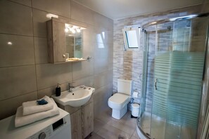 Ducha, secador de pelo, bidet, toallas