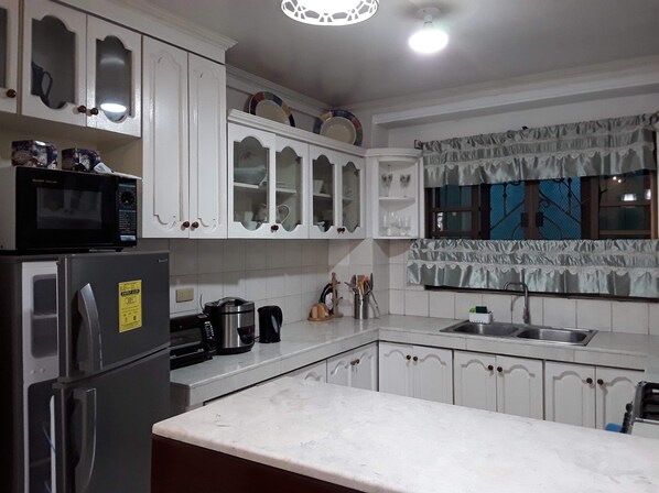 Refrigerador, microondas, horno y parrilla de estufa