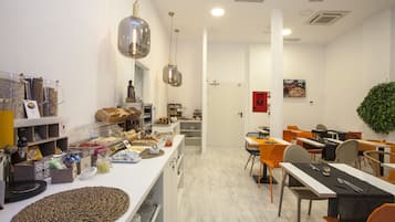 Se ofrece un desayuno bufé (11.50 EUR por persona)