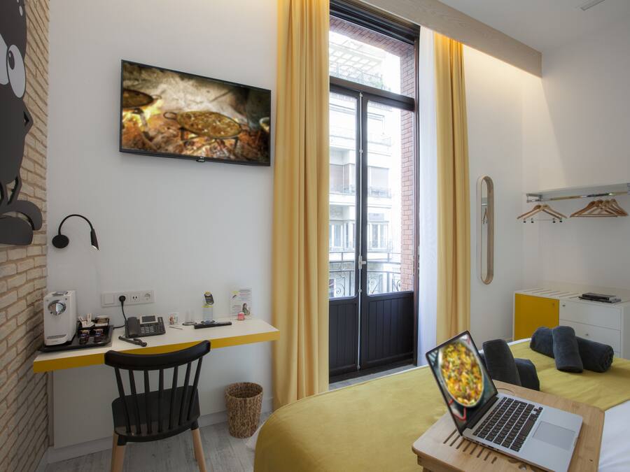 Superior tweepersoonskamer | Een minibar, een kluis op de kamer, een bureau, verduisterende gordijnen