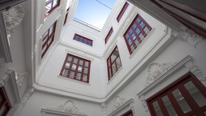 A corner of a building with white walls and red-framed windows. - Casual Socarrat Valencia Hotel by Casual Hoteles (Valencia)