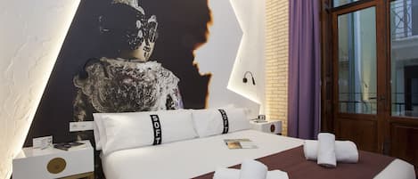 Habitación doble | Minibar, caja de seguridad en la habitación y escritorio