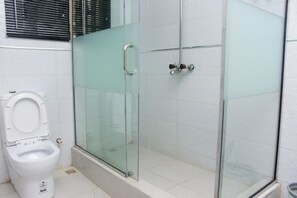 Ducha, artículos de higiene personal gratuitos y toallas