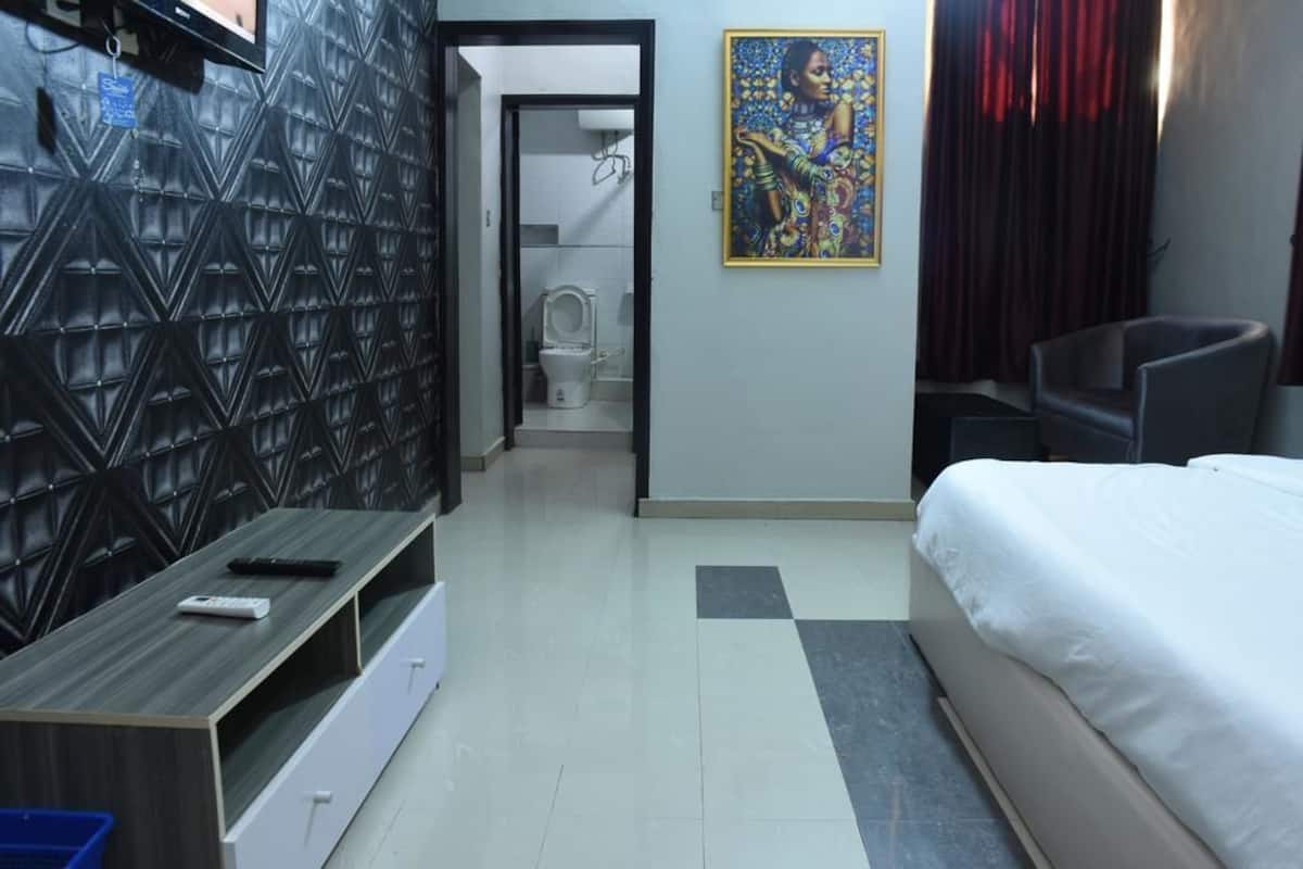 Standard Room, 1 Katil Raja (King), City View | 1 bilik tidur, peti besi dalam bilik, meja, ruang kerja komputer riba