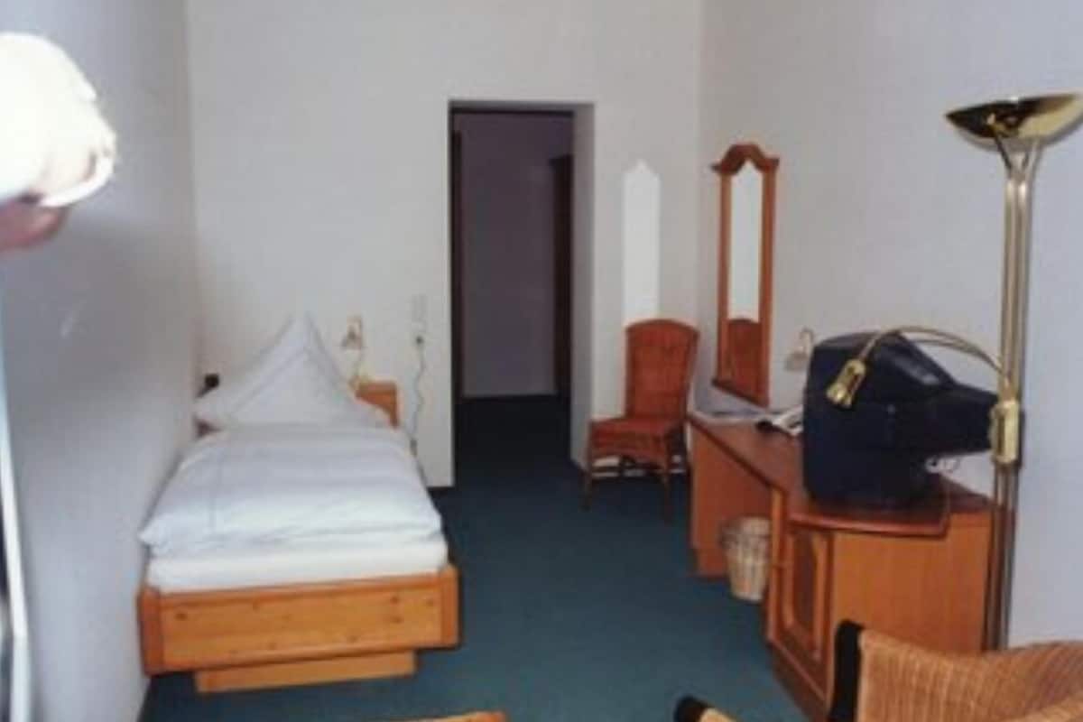 Single Room | Blackout drapes, free WiFi, bed sheets, wheelchair access