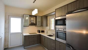 Villa, 3 Bedrooms, Sea View | Dapur peribadi | Peti sejuk/penyejuk beku saiz penuh, ketuhar gelombang mikro, ketuhar