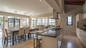 Dining - STUNNING Villa w/Infinity Pool& Outdoor Kitchen! Across from Marriott! (Noord)