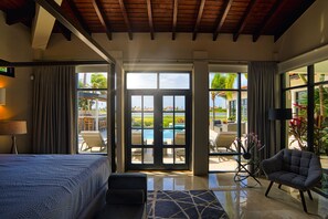 4 bedrooms, desk, iron/ironing board, travel crib - STUNNING Villa w/Infinity Pool& Outdoor Kitchen! Across from Marriott! (Noord)