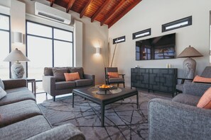Smart TV - STUNNING Villa w/Infinity Pool& Outdoor Kitchen! Across from Marriott! (Noord)