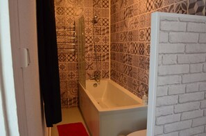 Habitación cuádruple familiar, varias camas (Grenache) | Baño | Regadera, amenidades de baño gratuitas, secadora de cabello, toallas 