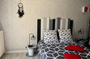 Habitación cuádruple familiar, varias camas (Grenache) | Decoración personalizada y muebles diferentes 