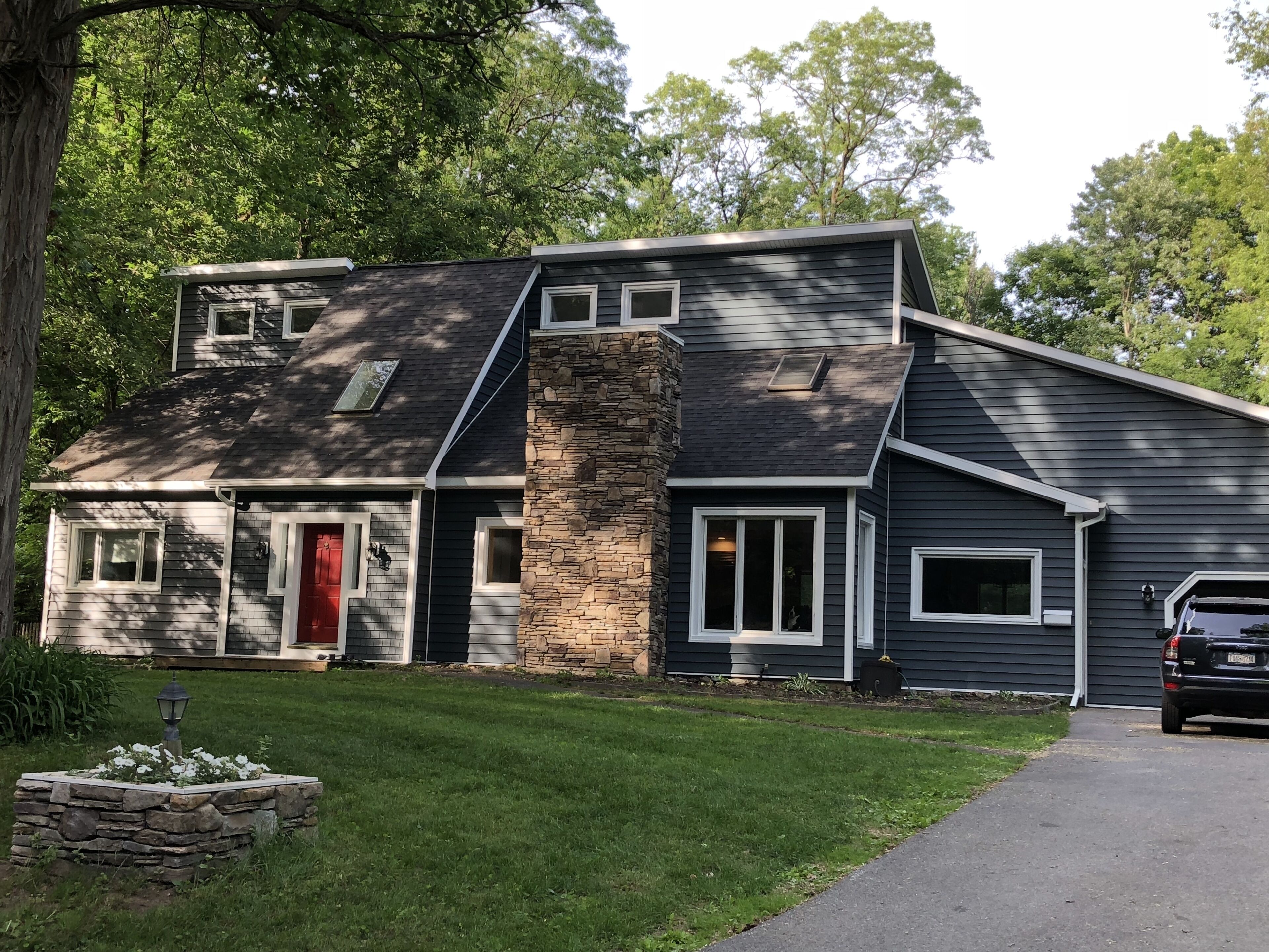 5 BR home with pool in walking distance of track and downtown Saratoga Springs