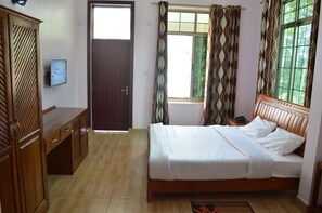 Deluxe kamer, 1 twee- of 2 eenpersoonsbedden | 1 slaapkamer, een bureau, verduisterende gordijnen, geluiddichte muren