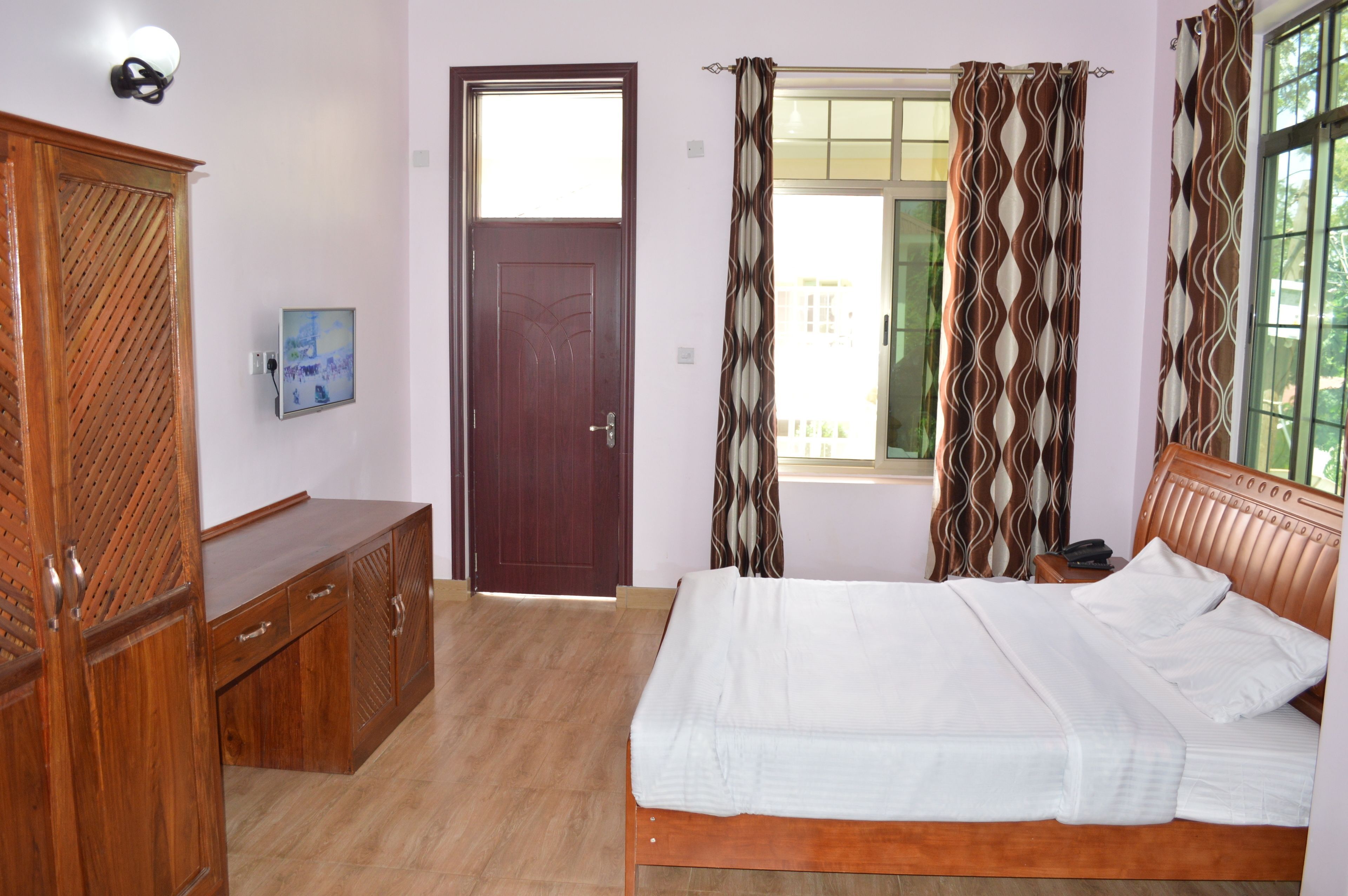 1 bedroom, desk, blackout curtains, soundproofing