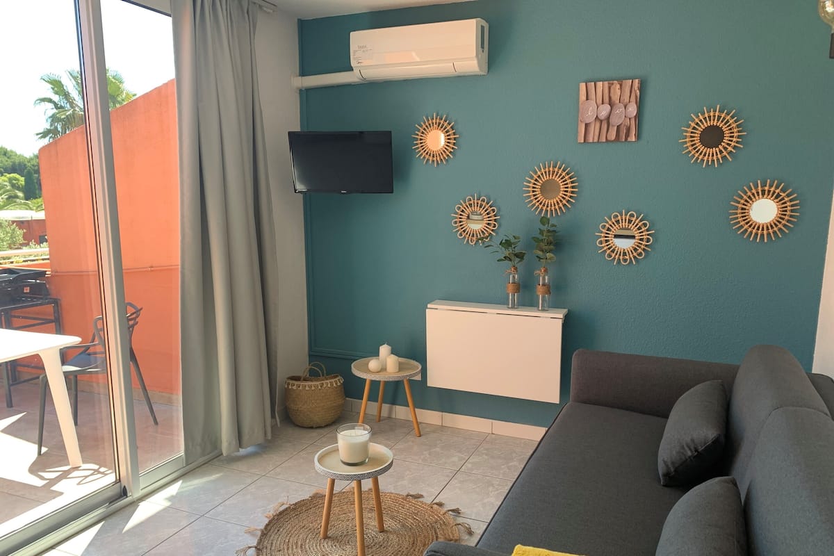 Studio | Living area | Flat-screen TV