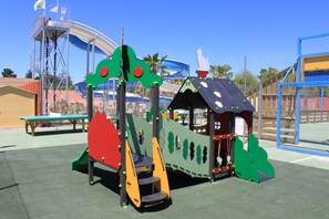 Tempat bermain anak - outdoor