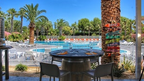 2 restaurants; breakfast, lunch and dinner served  - Residence Antinea (Argelès-sur-Mer)