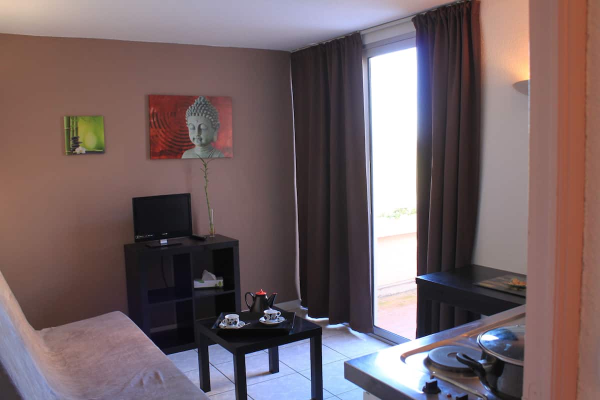 Estudio familiar, varias camas | Zona de estar | Una televisión de pantalla plana